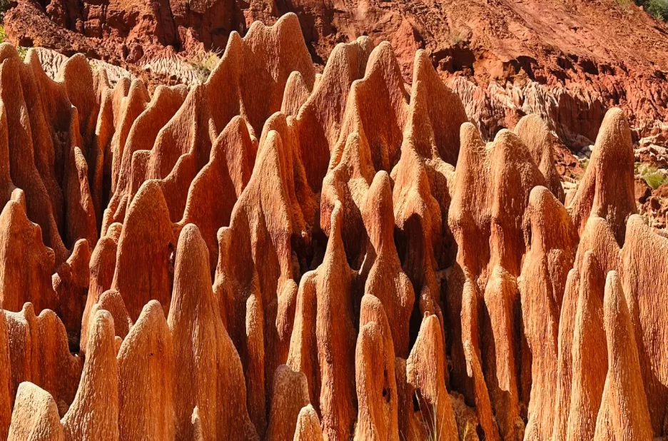Les impressionnants Tsingy Rouges d'Irodo